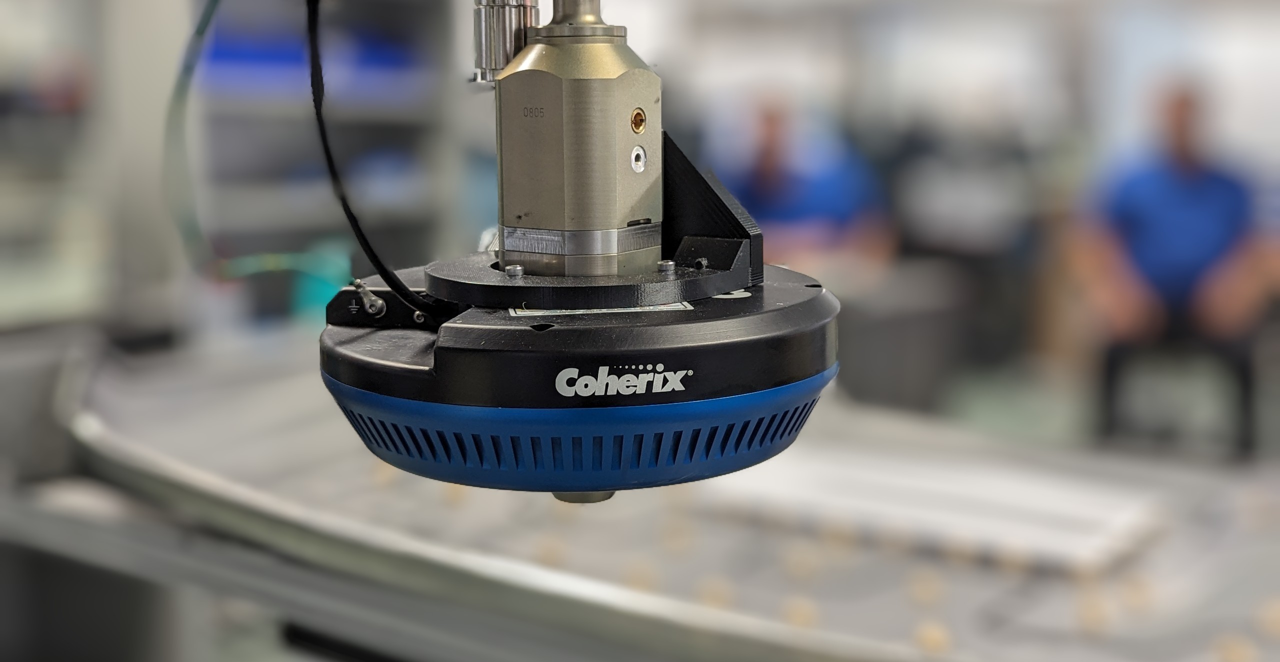 Coherix 3D is self-contained and mounts around the dispensing nozzle to provide a 360° view of the adhesive bead in any direction.
